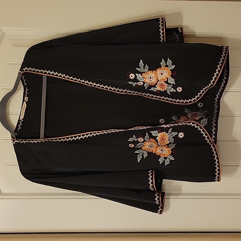 Short black kimono with flower embroider detail